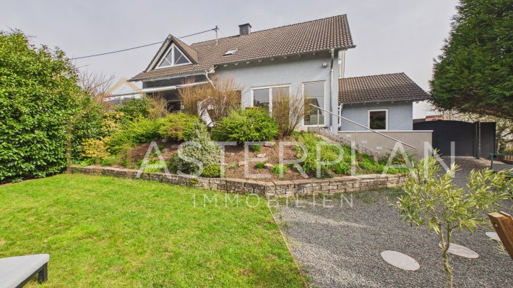 Stilvoll renoviertes Einfamilienhaus mit Panoramakamin, Traumküche und inklusive Baugrundstück in ruhiger Sackgasse