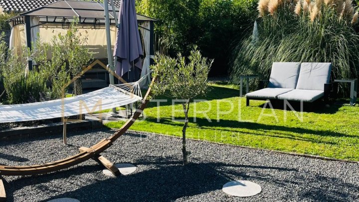 Stilvoll renoviertes Einfamilienhaus mit Panoramakamin und Traumküche  in ruhiger Sackgasse!

Angrenzendes Baugrundstück im Preis inklusive!