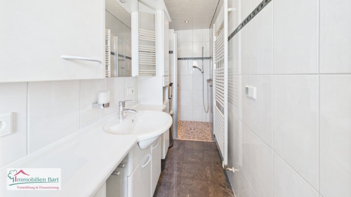 BECKINGEN: WOHNHAUS MIT SCHÖNEM GARTEN UND GARAGE IN ZENTRALER LAGE!