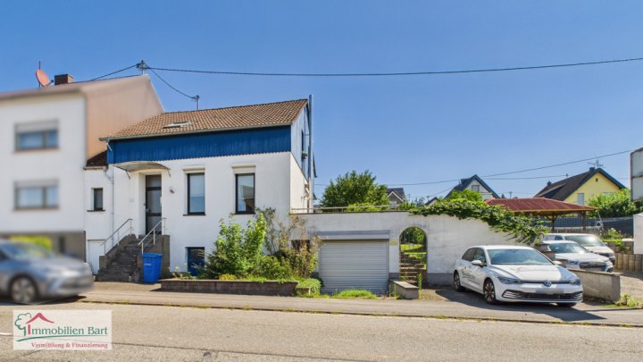 BECKINGEN: WOHNHAUS MIT SCHÖNEM GARTEN UND GARAGE IN ZENTRALER LAGE!