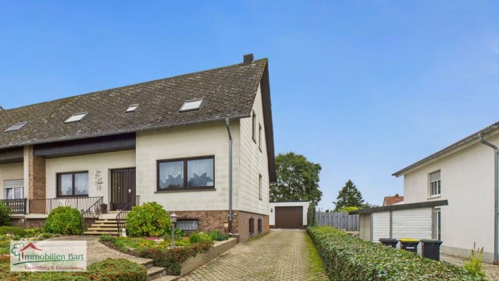 ZWEIFAMILIENHAUS MIT GARAGEN UND GARTEN BEI ORSCHOLZ