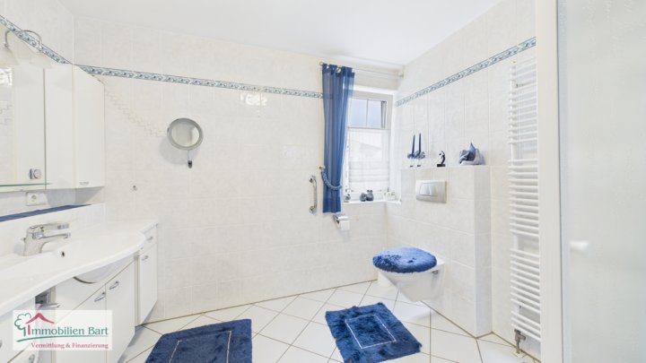 ORSCHOLZ: ALTERSGERECHTE 100 M² WOHNUNG IM GRÜNEN -  MIT GARAGENSTELLPLATZ!