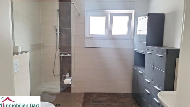 NEUWERTIGE 97 M² EG WOHNUNG, 2 SZ, RUHIGE WOHNLAGE!