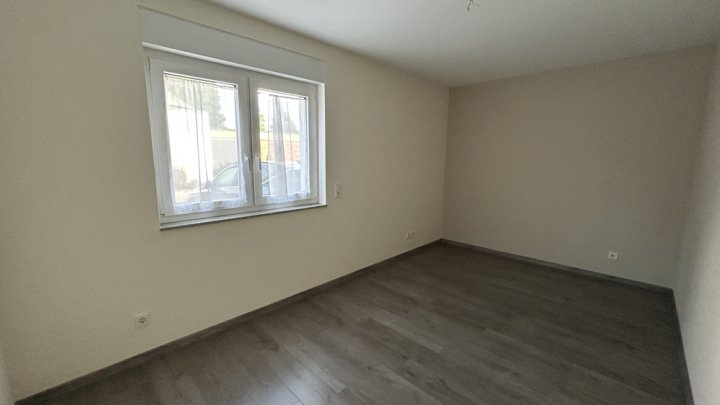 NEUWERTIGE 97 M² EG WOHNUNG, 2 SZ, RUHIGE WOHNLAGE!