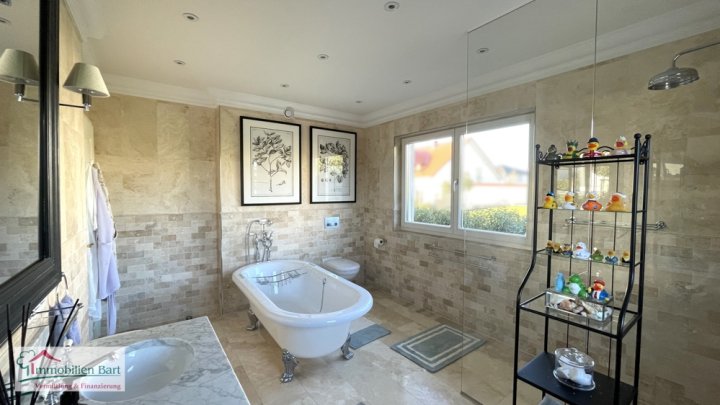 DESIGNERVILLA MIT POOL AN DER LUXEMBURGISCHEN GRENZE!