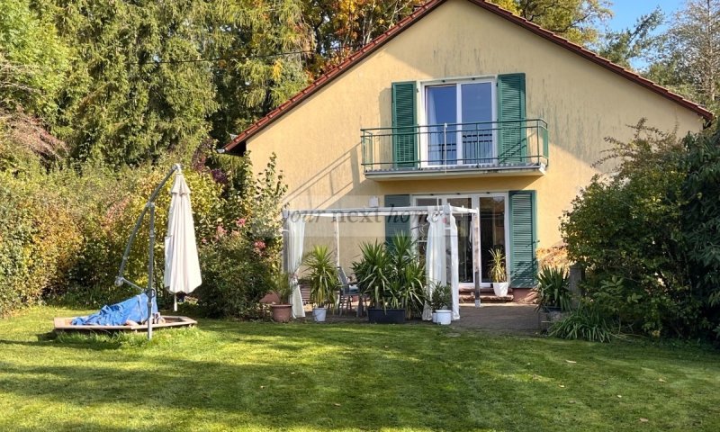 Freistehendes Einfamilienhaus mit großem Grundstück in idyllischer Waldrandlage