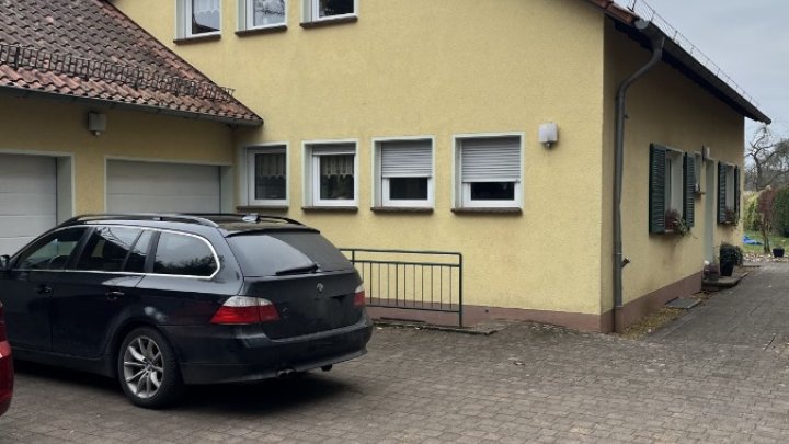 Freisehendes Einfamilienhaus mit großem Garten.
