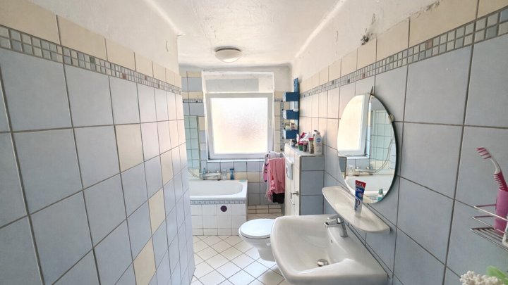 Doppelhaushälfte mit Garten und Stellplatz - mit Renovierungsbedarf