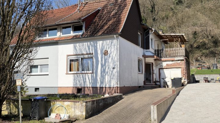 Doppelhaushälfte mit Garten und Stellplatz - mit Renovierungsbedarf