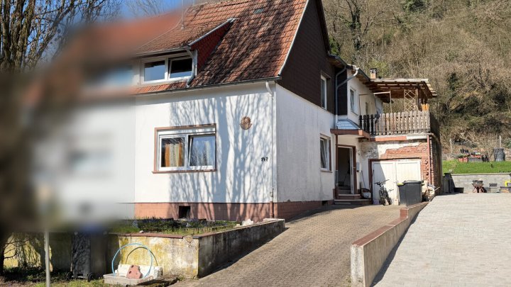 Doppelhaushälfte mit Garten und Stellplatz - mit Renovierungsbedarf