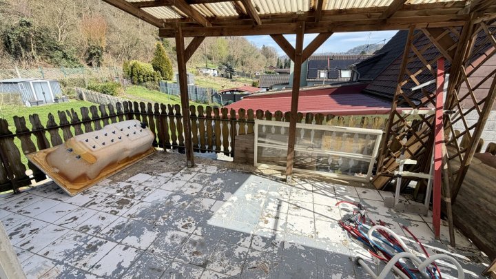 Doppelhaushälfte mit Garten und Stellplatz - mit Renovierungsbedarf