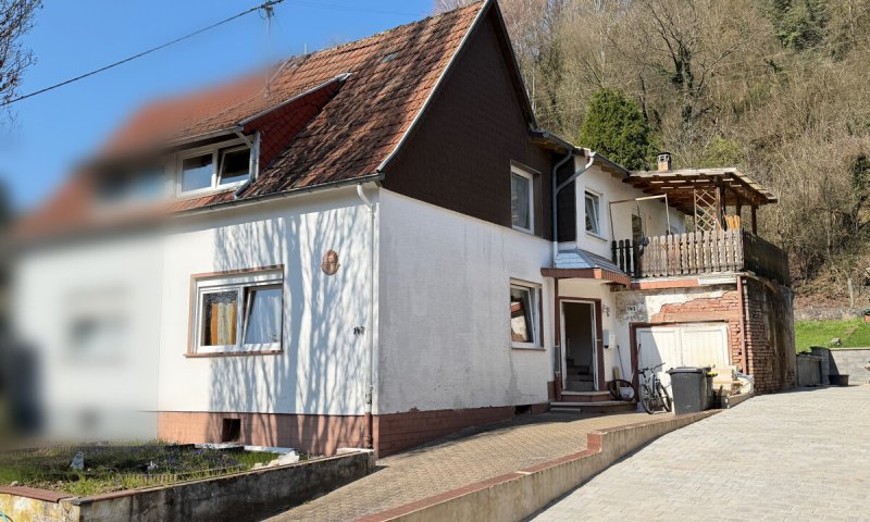 Doppelhaushälfte mit Garten und Stellplatz - mit Renovierungsbedarf