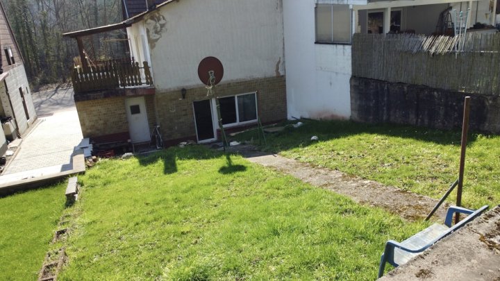 Doppelhaushälfte mit Garten und Stellplatz - mit Renovierungsbedarf