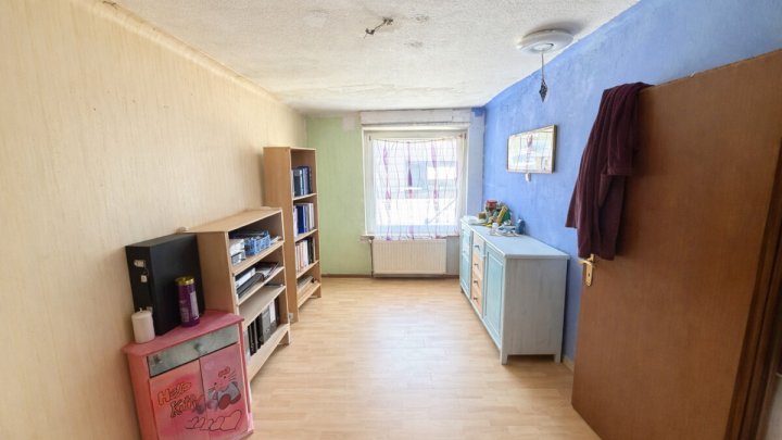 Doppelhaushälfte mit Garten und Stellplatz - mit Renovierungsbedarf