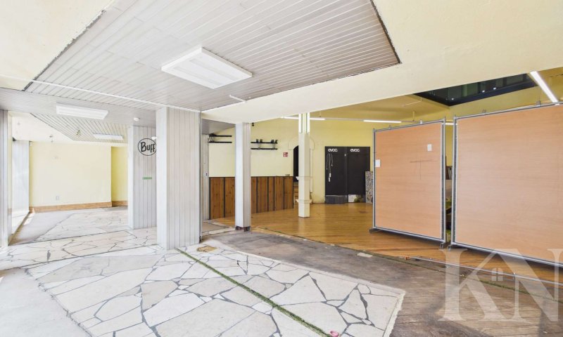 Zentrale Gewerbeimmobilie mit Wohnbereich – Sichtbarkeit und Potenzial in Heusweiler