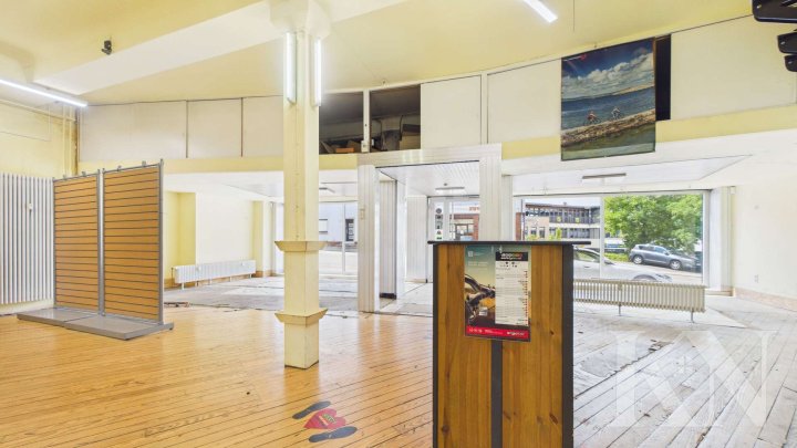 Zentrale Gewerbeimmobilie mit Wohnbereich – Sichtbarkeit und Potenzial in Heusweiler