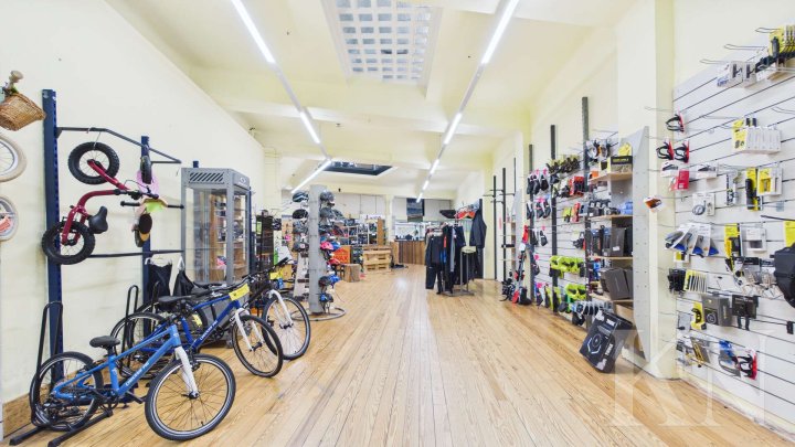 Zentrale Gewerbeimmobilie mit Wohnbereich – Sichtbarkeit und Potenzial in Heusweiler