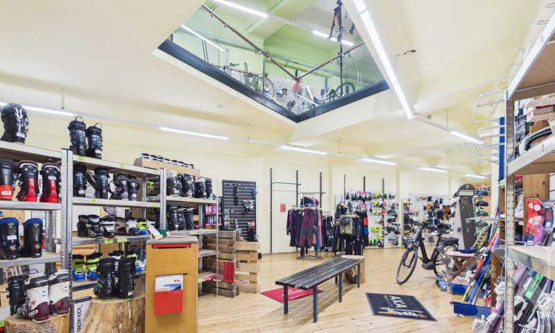 Zentrale Gewerbeimmobilie mit Wohnbereich – Sichtbarkeit und Potenzial in Heusweiler