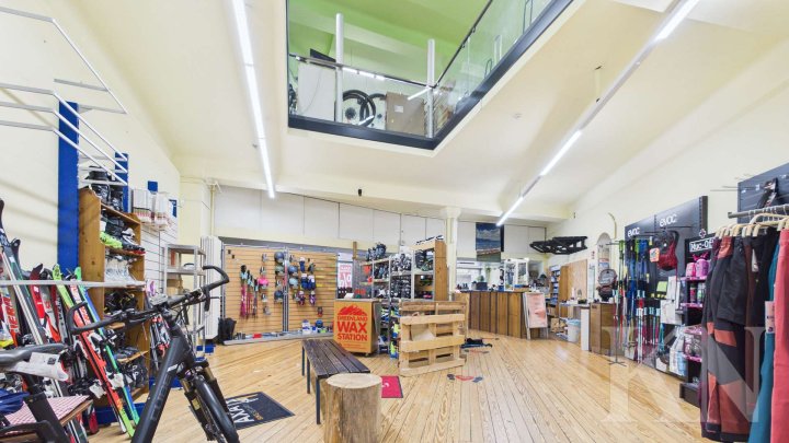 Zentrale Gewerbeimmobilie mit Wohnbereich – Sichtbarkeit und Potenzial in Heusweiler