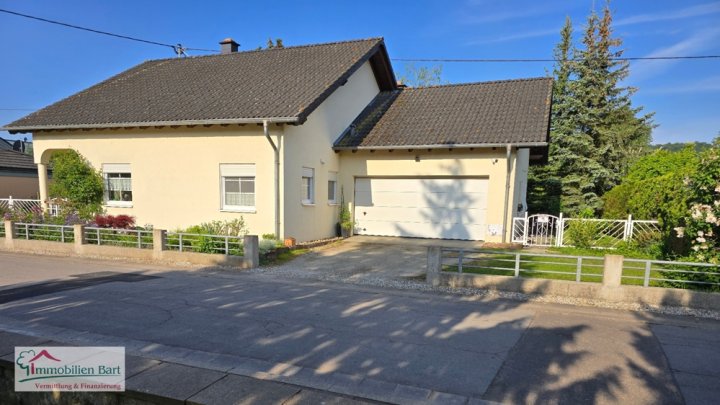 5 MIN. BIS REMICH/SCHENGEN: WOHNHAUS MIT TOLLEM MOSELBLICK