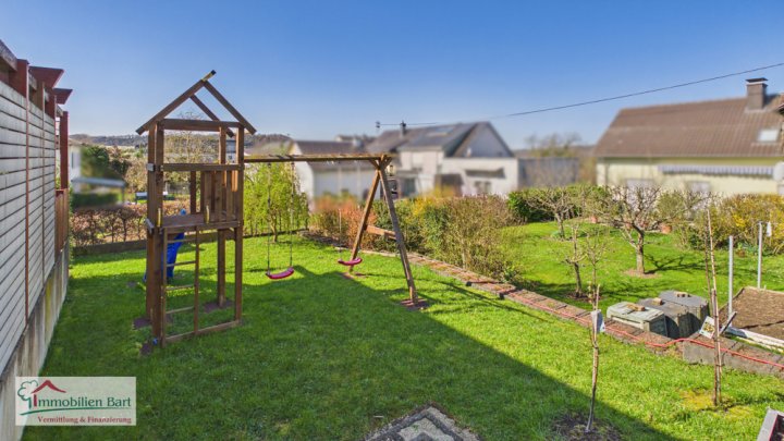 GRENZE L-SCHENGEN: WOHNHAUS MIT KELLER, 2 GARAGEN UND GARTEN IN TOP WOHNLAGE