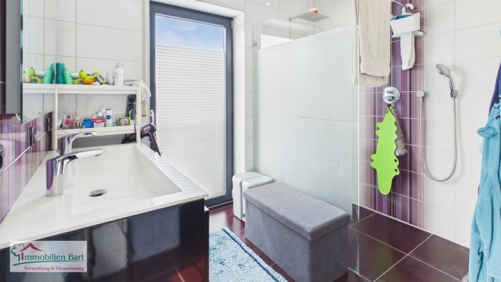 GRENZE L-SCHENGEN: WOHNHAUS MIT KELLER, 2 GARAGEN UND GARTEN IN TOP WOHNLAGE