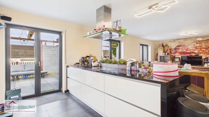 GRENZE L-SCHENGEN: WOHNHAUS MIT KELLER, 2 GARAGEN UND GARTEN IN TOP WOHNLAGE