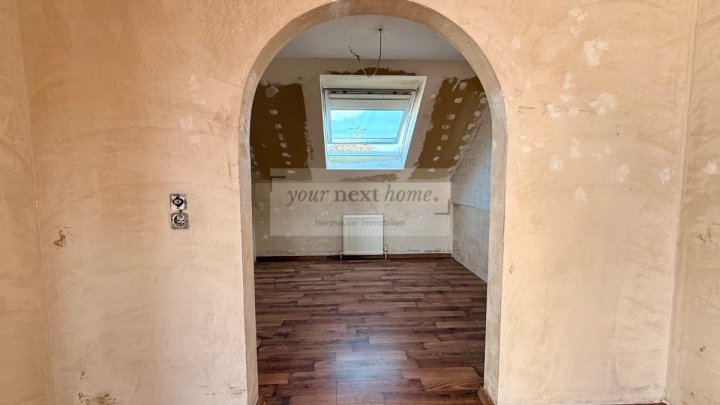 2 Zimmer Dachgeschosswohnung auf ca. 84 m² mit großem sonnigen Balkon in Wadgassen