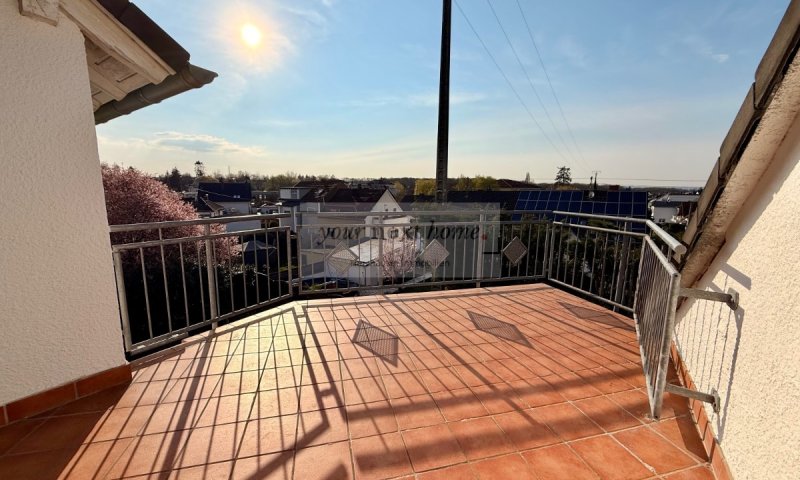 2 Zimmer Dachgeschosswohnung auf ca. 84 m² mit großem sonnigen Balkon in Wadgassen