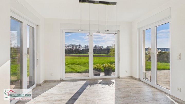 PERL-OBERLEUKEN: CA. 90 M² WOHNUNG / GARTEN / 3 STELLPLÄTZE / FERNBLICK