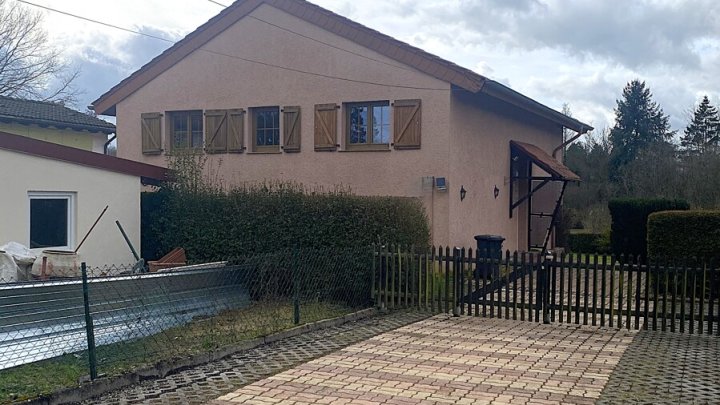 KEINE VERMITTLUNGSGEBÜHREN - EINFAMILIENHAUS AM SEE IN HOLVING/FR, HIRBACHER WEIHER