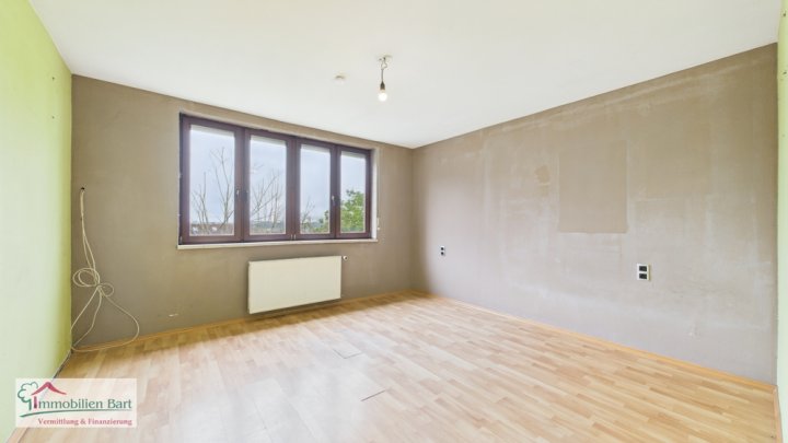 VIELSEITIGE VERWENDUNG: 325 M², WOHN UND NUTZFLÄCHE, GARAGEN UND GARTEN IN GRENZNÄHE