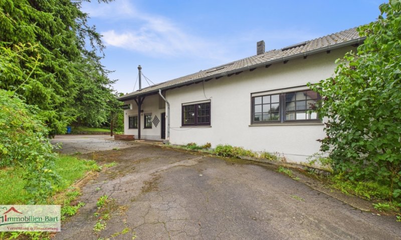 VIELSEITIGE VERWENDUNG: 325 M², WOHN UND NUTZFLÄCHE, GARAGEN UND GARTEN IN GRENZNÄHE