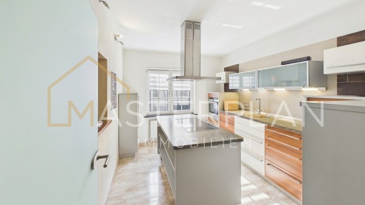 Einfamilienhaus mit Einliegerwohnung, Pool und herrlichem Garten