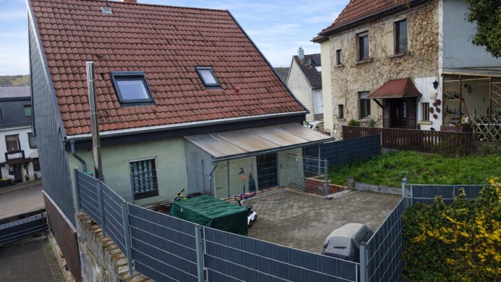 Freistehendes Einfamilienhaus mit Garten & Stellplätzen in Quierschied