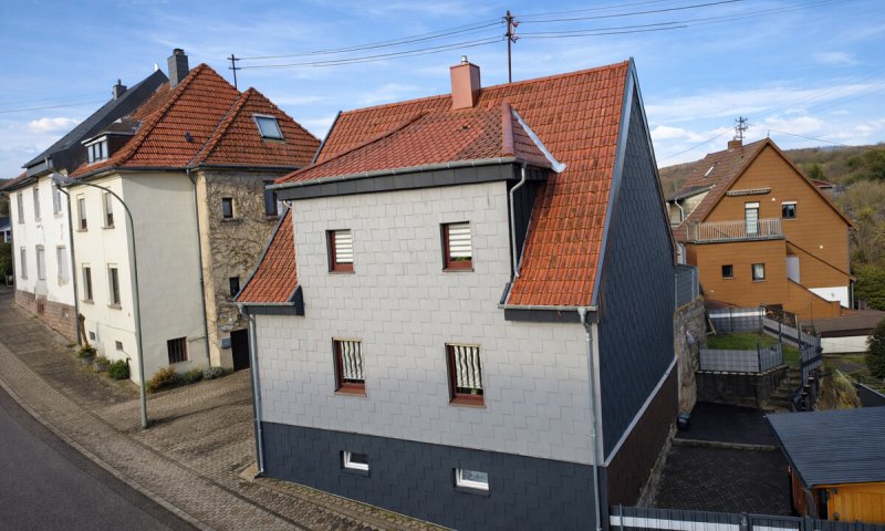 Freistehendes Einfamilienhaus mit Garten & Stellplätzen in Quierschied