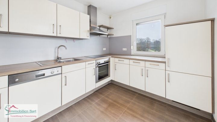 ALTERSGERECHTE WOHNUNG / SEPARATES WC / GROßER TIEFGARAGENSTELLPLATZ !