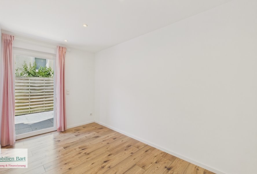 Schlafzimmer mit Zugang zur Terrasse 