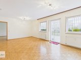 Wohnzimmer mit Zugang zum Schlafzimmer