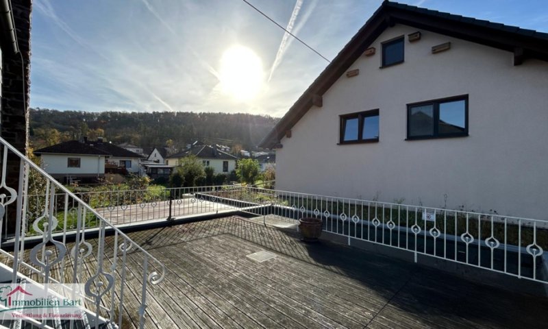 PERL: 95 M² RENOVIERTE WOHNUNG IN SEHR GUTER WOHNLAGE + GRO?ER BALKON!
