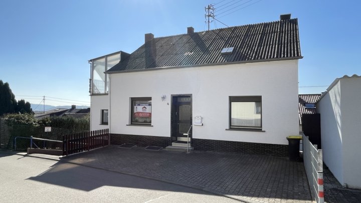 Einfamilienhaus mit Garten, Stellplatz und Wiesenfläche
