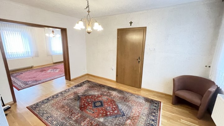 Einfamilienhaus mit Garten, Stellplatz und Wiesenfläche