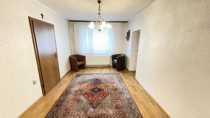 Einfamilienhaus mit Garten, Stellplatz und Wiesenfläche