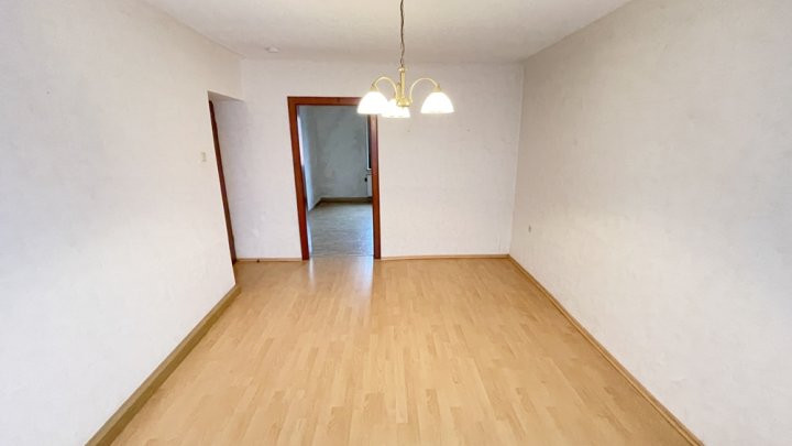 Einfamilienhaus mit Garten, Stellplatz und Wiesenfläche