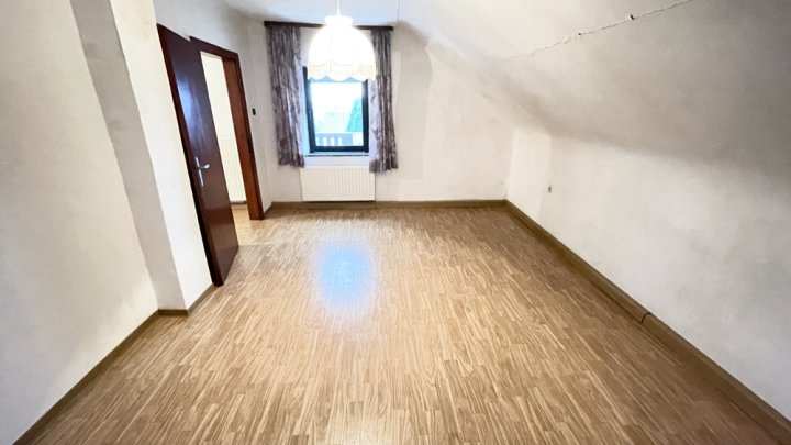 Einfamilienhaus mit Garten, Stellplatz und Wiesenfläche