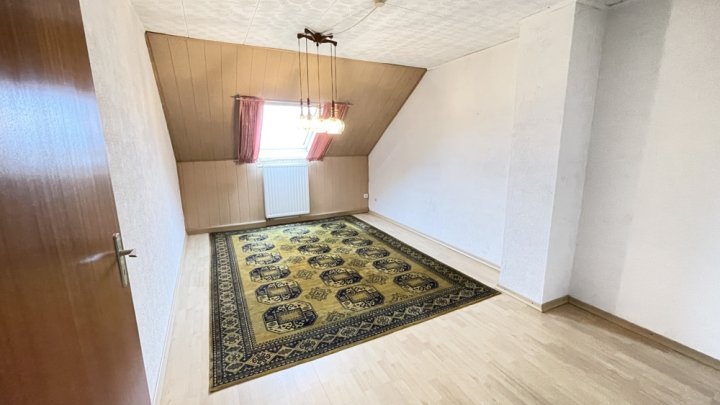 Einfamilienhaus mit Garten, Stellplatz und Wiesenfläche