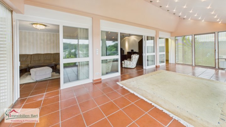 GEMEINDE LOSHEIM: GROßZÜGIGES GENERATIONSHAUS IN TOP LAGE