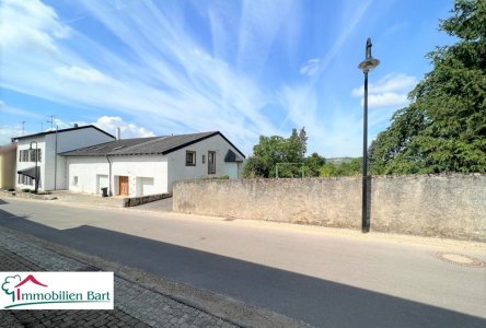 Vorderansicht: Haus + Anbau + Baugrundstücke