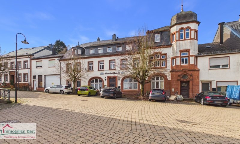 TÜNSDORF: ANWESEN / EHEMALIGE GASTSTÄTTE / 4 WOHNUNGEN / WERKSTATT, 180 M² GROß