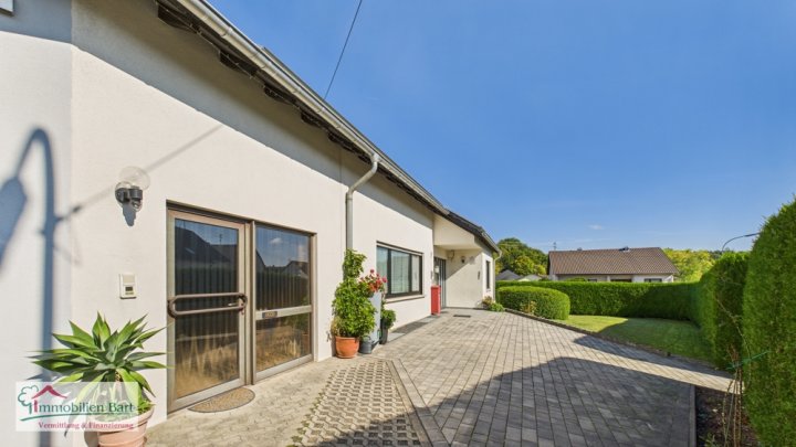 GRENZNÄHE: VIELSEITIGE VERWENDUNG! WOHNHAUS MIT ELW & 4 GARAGEN